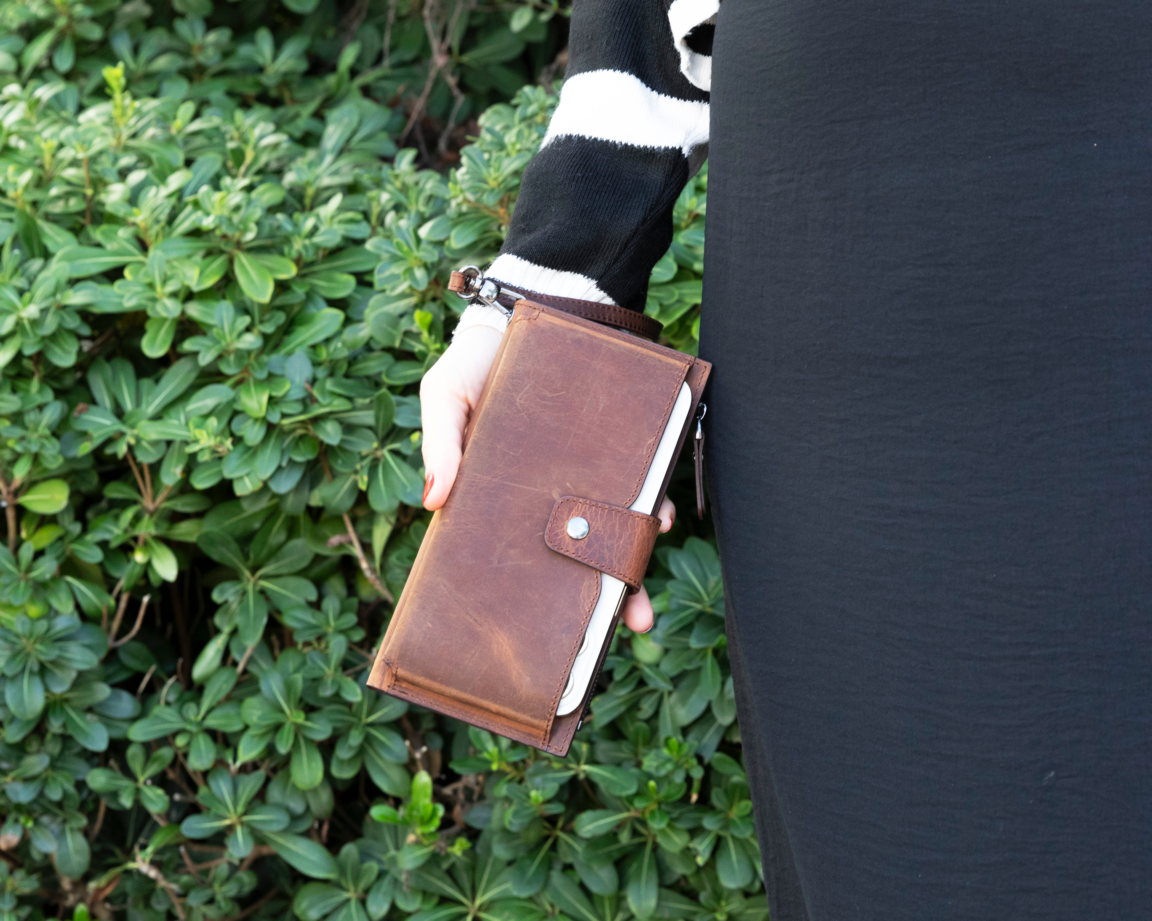 Crossbody Phone Wallet, Chic Leather Wallet for Women with Phone Compartment, Modern Travel Accessory, Leather Bag, Women's Purse,